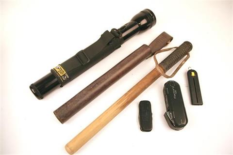 Konvolut Taschenlampe, Knüppel und Werkzeuge