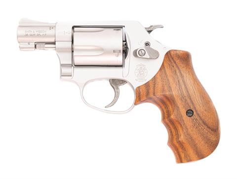 Smith & Wesson model 637-2, .38 Spl, #DEB3619, § B accessories