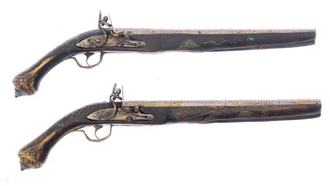 Paar Steinschlosspistolen mit Yatagan Balkan Kal. 15,7 mm #ohne Nummer § frei ab 18