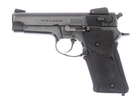 Pistol Smith & Wesson 559  Cal. 9 mm Luger #A719364 § B (S 210139)
